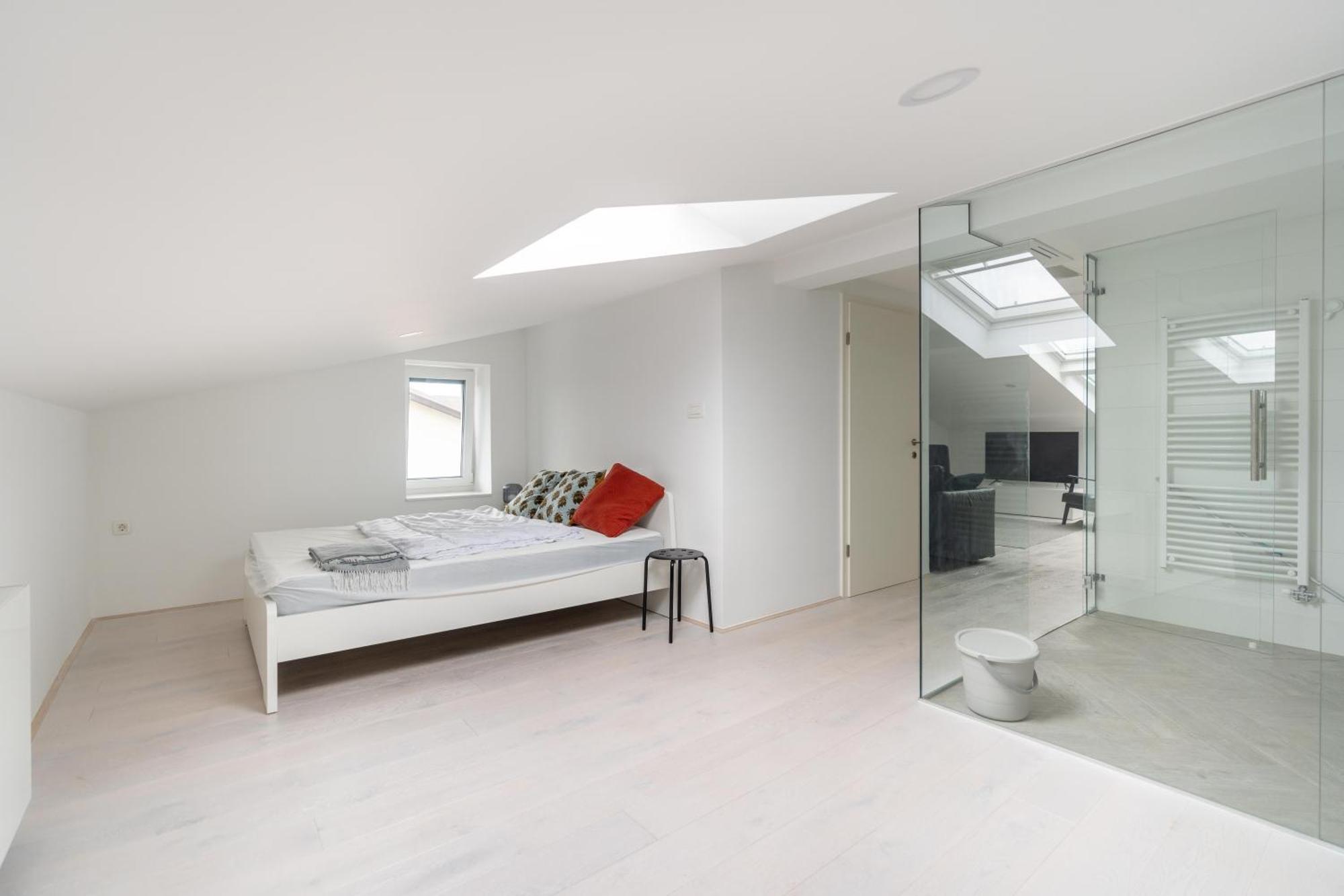 Black & White Apartments Rozna Dolina Ljubljana Bagian luar foto