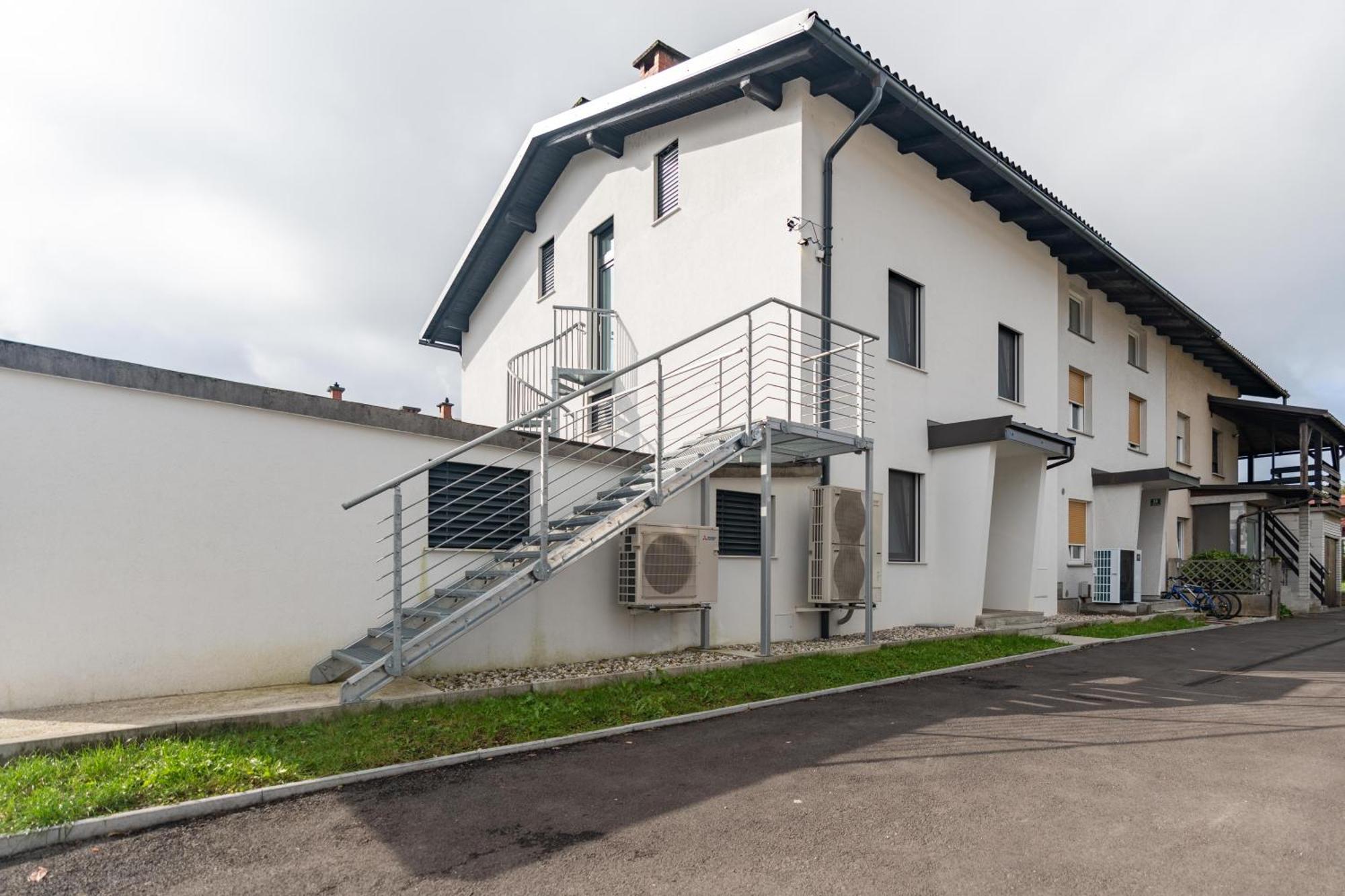 Black & White Apartments Rozna Dolina Ljubljana Bagian luar foto